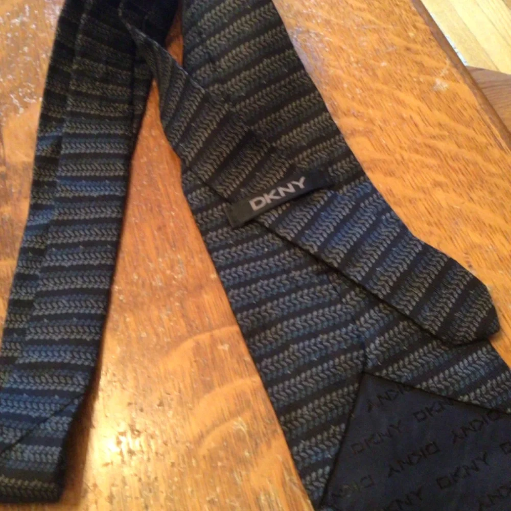 Mens DKNY NWOT Charcoal leaf print 100% silk necktie - Picture 6 of 6